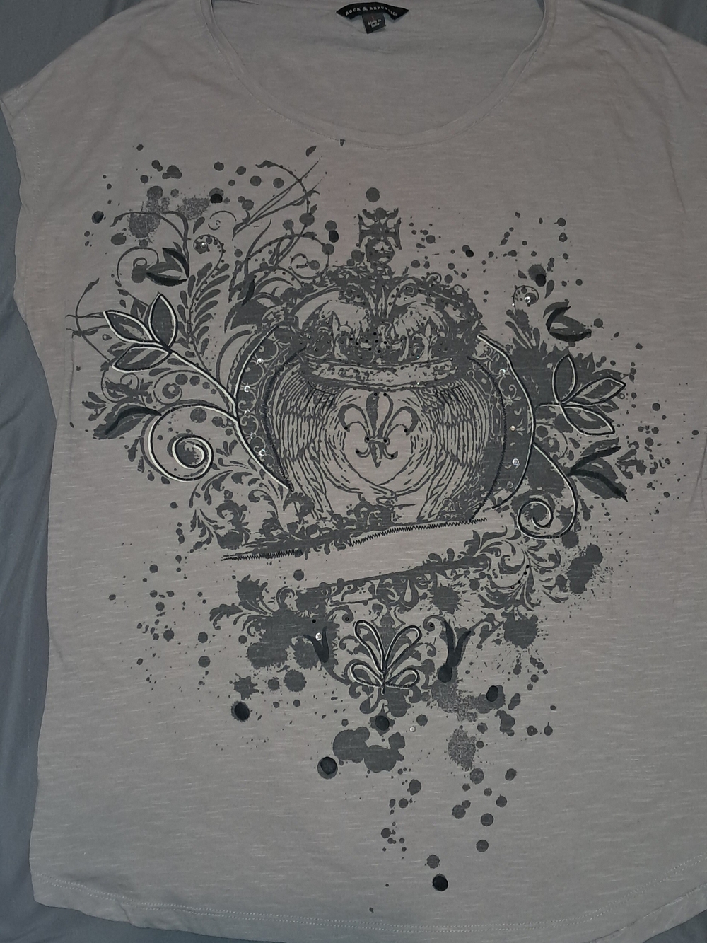 Women’s Rock & Republic Short Sleeve Graphic Tee - Light Gray with Crown Motif